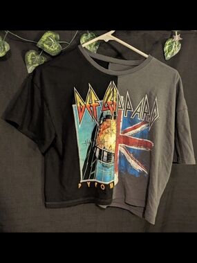 Def Leppard Split-Graphic Black Crop Tee - Women's Short Sleeve